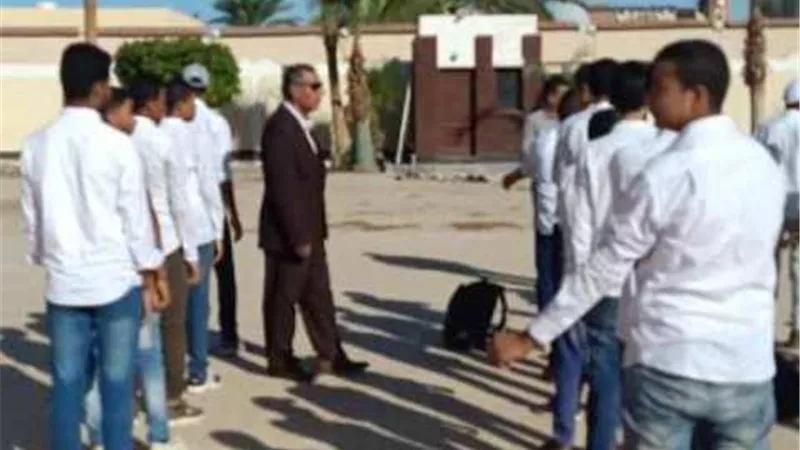 رئيس مدينة طور سيناء يتتبع الدراسة بالمدرسة الثانوية الفندقية