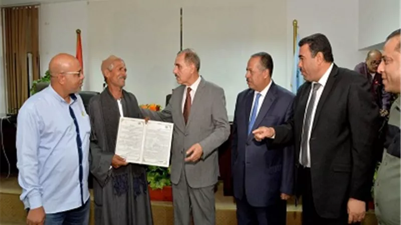 محافظ أسيوط يسلم 7 عقود تقنين لواضعي اليد على أراضى الدولة