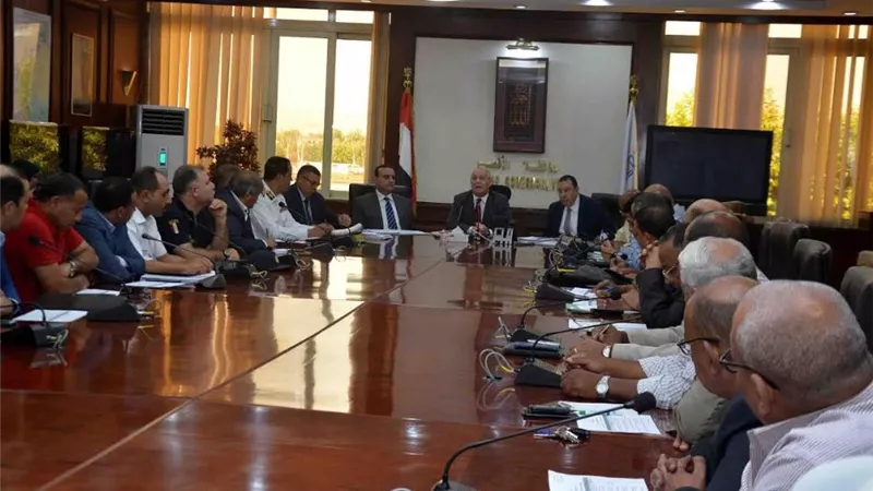 شارع مصر والتصالح فى مخالفات البناء وأراضى الدولة وطلاء الواجهات فى إجتماع المجلس التنفيذى للأقصر