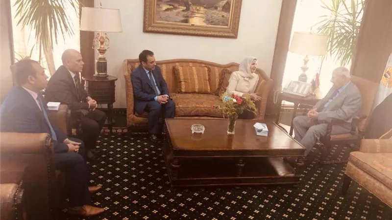 مكرم محمد أحمد يلتقي منيرة الهويدي ويبحث معها سبل التعاون الاعلامي بين مصر والكويت