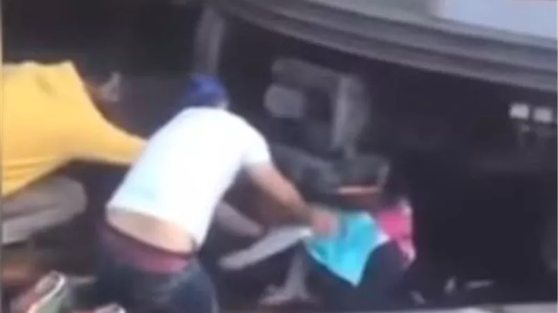 نهاية مفاجئة لرجل احتضن طفلته وقفز بها أمام القطار.. فيديو