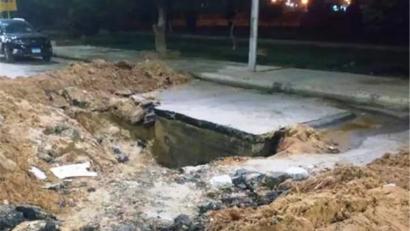 نواتج الحفر تعرض أهالى مدينة الصالحية الجديدة للخطر والجهاز فى الغيبوبة.. بالصور