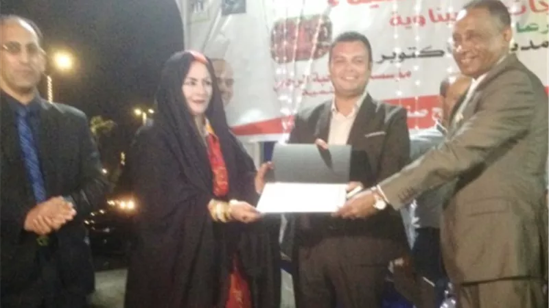 رئيس جهاز مدينة 6 أكتوبر يزور معرضاً للمنتجات السيناوية بالمدينة