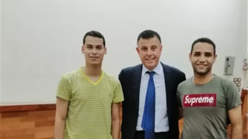 رئيس جامعة عين شمس يشارك الطلاب أنشطتهم اليومية بالمدينة الجامعية