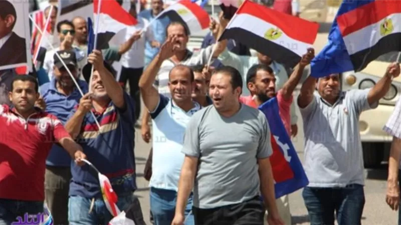 مسيرة حاشدة في السويس لعمال كليوباترا .. والهتافات هنكمل معاك البناء والتنمية
