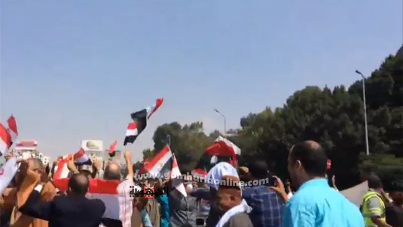 الاف المصريين يتوافدون على المنصة لدعم مصر بالاعلام وصور الرئيس ..صور وفيديو