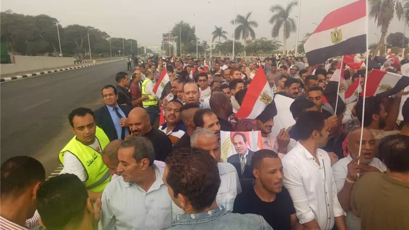 Cnn.. المصريون يحتشدون بالالاف لتحية رئيسهم والسيسي يؤكد لا داع للقلق ولن نستسلم لمحاولات تزييف الحقائق