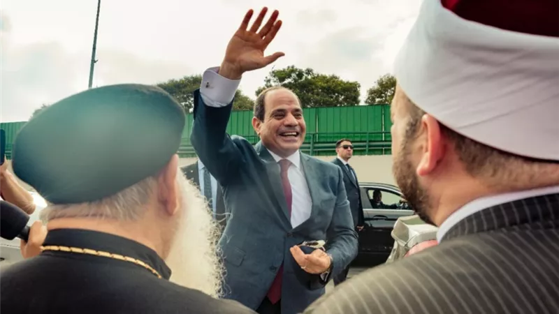 الحساب الرسمي للسيسي ينشر صورا وفيديو من استقبال المصريين والترحيب بالرئيس فور وصوله لأرض الوطن