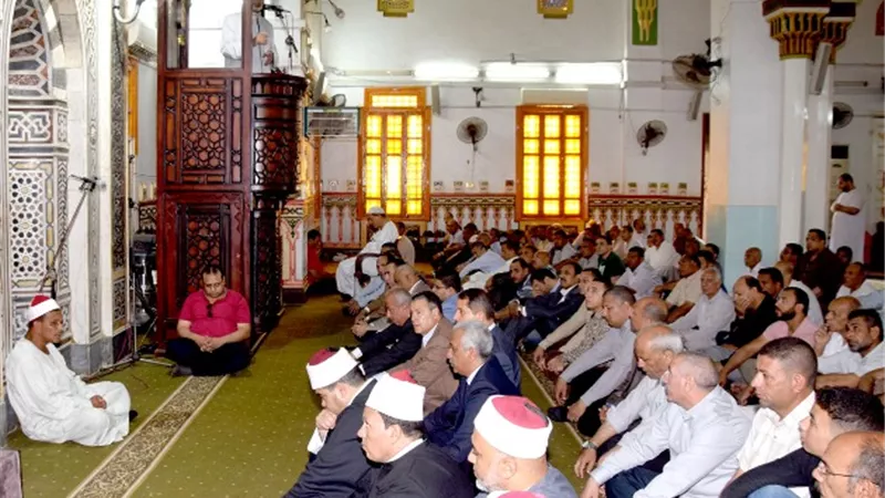 محافظ بني سويف يصلي الجمعة بمسجد عمر بن عبد العزيز..صور