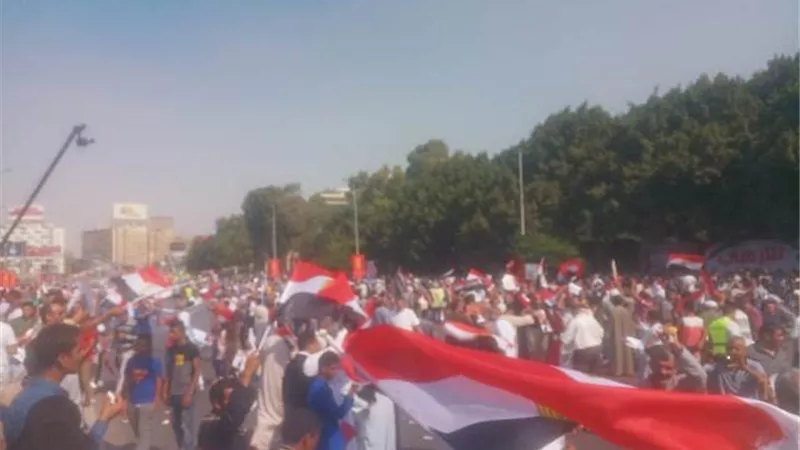 الالاف يؤيدون الرئيس السيسى بالنصب التذكارى ..صور