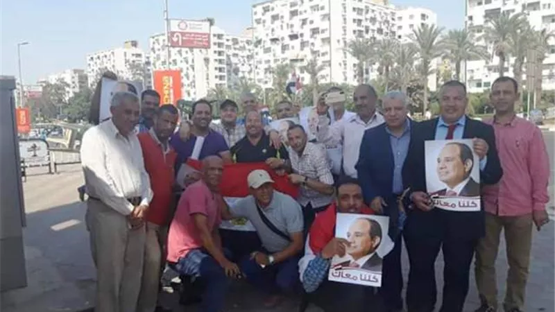أبناء الوادى الجديد قطعوا مئات الكيلو مترات لدعم الرئيس بميدان المنصة..صور