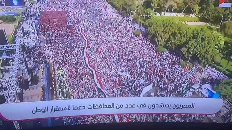 بهتافات احنا معاك يا سيسي .. الاف المصريين في مظاهرات بكبرى الميادين في المحافظات