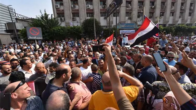 الكاميرات ترصد رفض المصرييين لدعوات الجماعة الإرهابية للتظاهر والفوضى.. فيديو