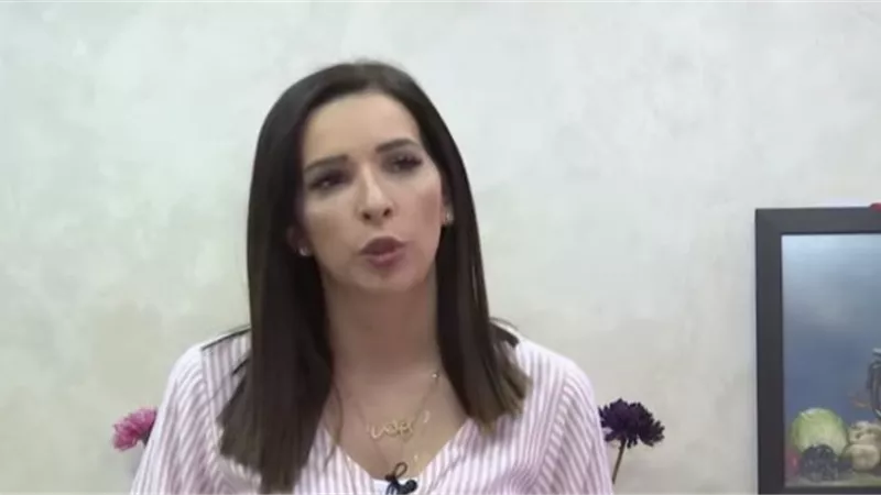 أخصائية تغذية: تناول التوت البري والخيار والبقدونس يخلصك من السوائل الزائدة في الجسم.. فيديو