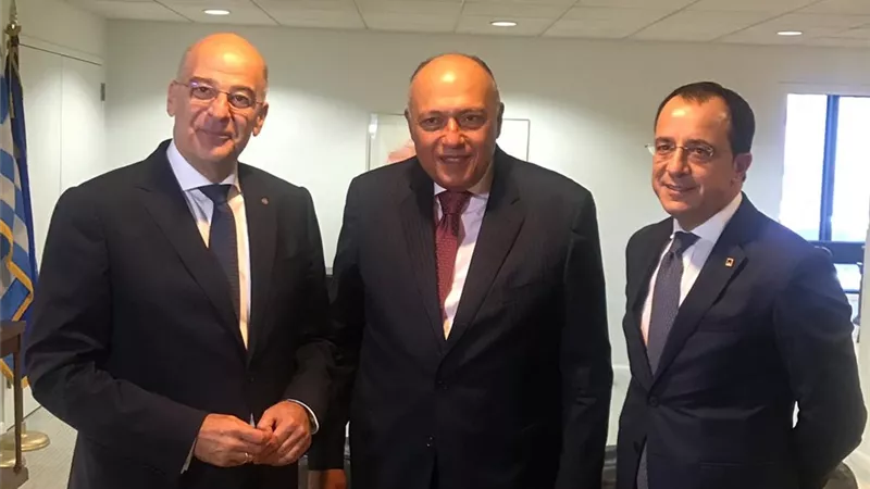 شكري يلتقي نظيريه اليوناني والقبرصي لبحث القضايا ذات الاهتمام المشترك ويطلعهما على اخر مستجدات مفاوضات سد النهضة