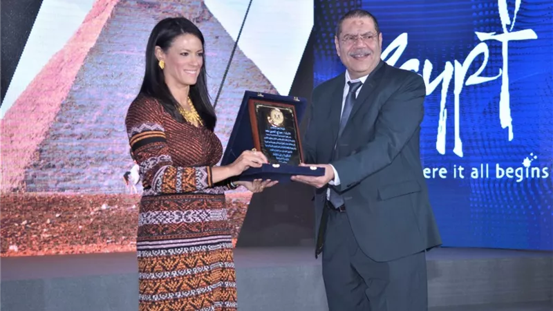 د. رانيا المشاط تكرم سراج الدين سعد ورولا القليوبى