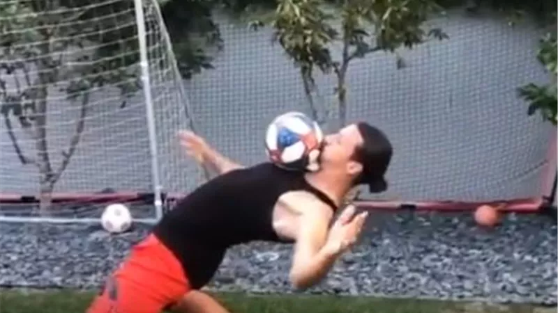 زوجة لاعب كرة قدم تنفذ تحدي 