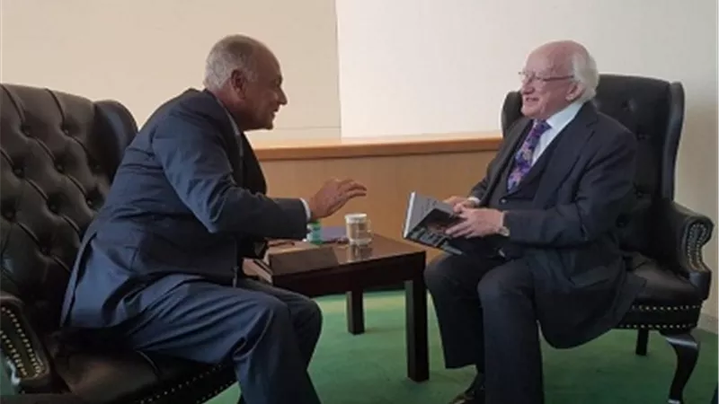 أبو الغيط يتبادل الكتب مع رئيس أيرلندا