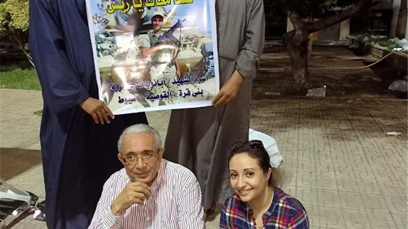 أسرة الشهيد ابانوب ابن أسيوط تلتقط صور مع وكيل لجنة الموازنة لتاييد الرئيس