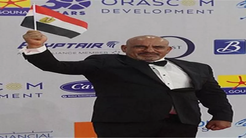 محمد لطفى يرفع علم 