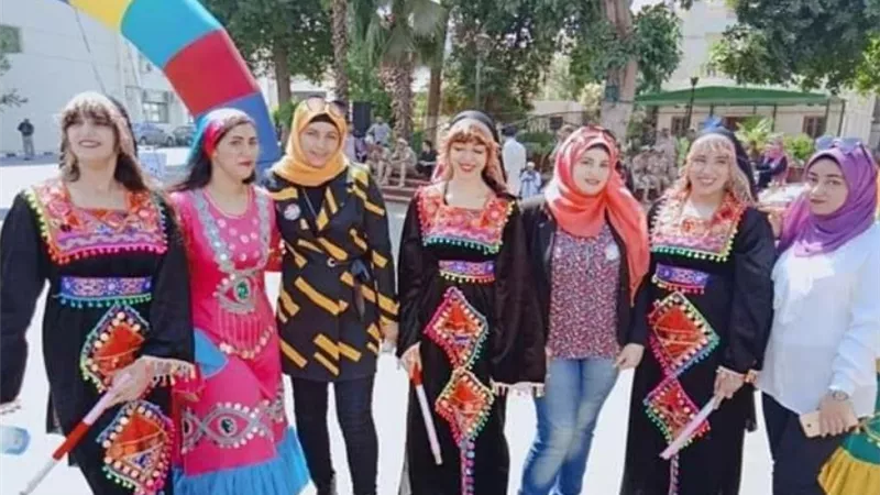 بنت الواحة تتجمل وسط منتجات الفخار وسعف النخيل بمعارض مصر التراثية