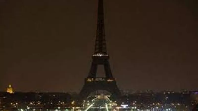 باريس تطفئ أضواء برج إيفل حدادا على جاك شيراك