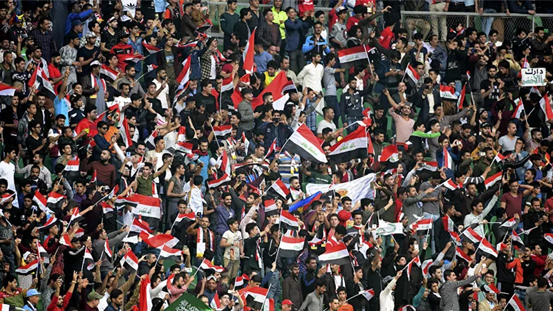 مدرب يقذف مشجعا بحذائه.. فيديو