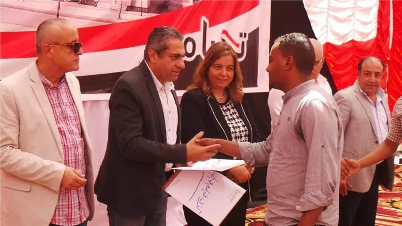 نائب وزير الإسكان يسلم عقود الوحدات السكنية بمدينة أسوان الجديدة