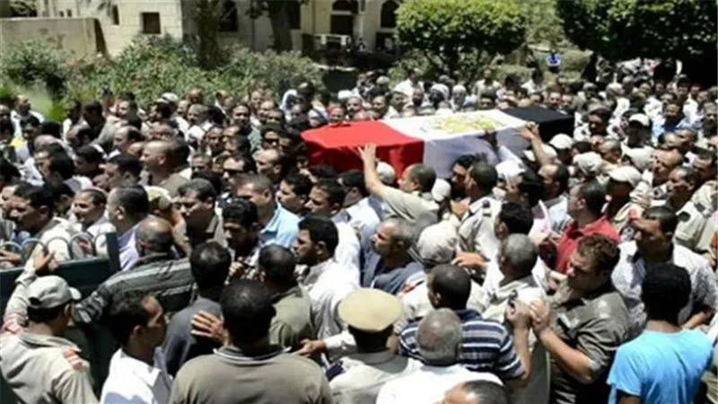 بجنازة عسكرية مهيبة.. والدة شهيد كمين تفاحة تصرعلى تقبيل وجهه داخل المسجد بالدقهلية