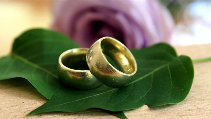 يتزوج عجوز تكبره بـ57 عاما .. واوكرانيا تفتح تحقيقا حول واقعة الزفاف
