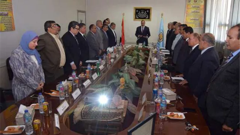 مجلس جامعة سوهاج يقف دقيقة حداد علي شهداء كمين 