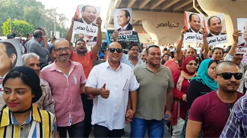 500 طبيب وممرض فى مسيرة مستشفى الزيتون لتاييد السيسى
