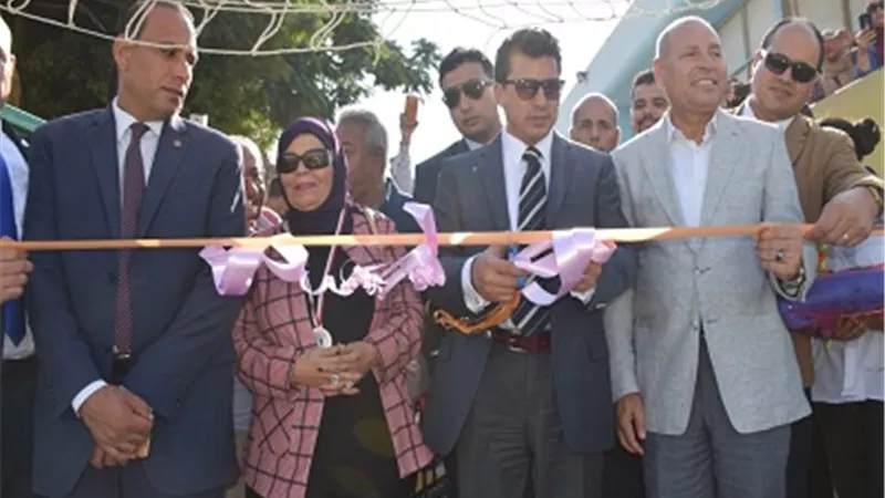 وزيرالرياضة يفتتح ملعب قانوني وخماسي بمركز شباب السلام اول
