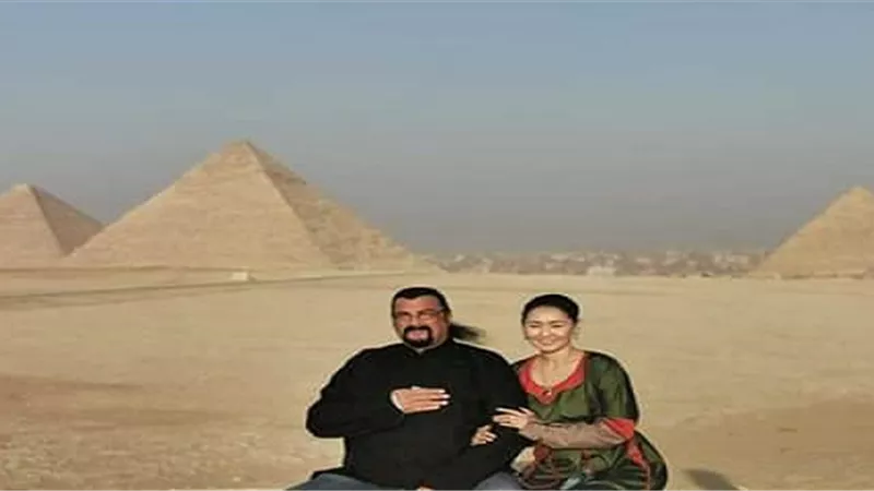 بعد مشاركته فى ختام الجونة...ستيفن سيجال يزور الأهرامات