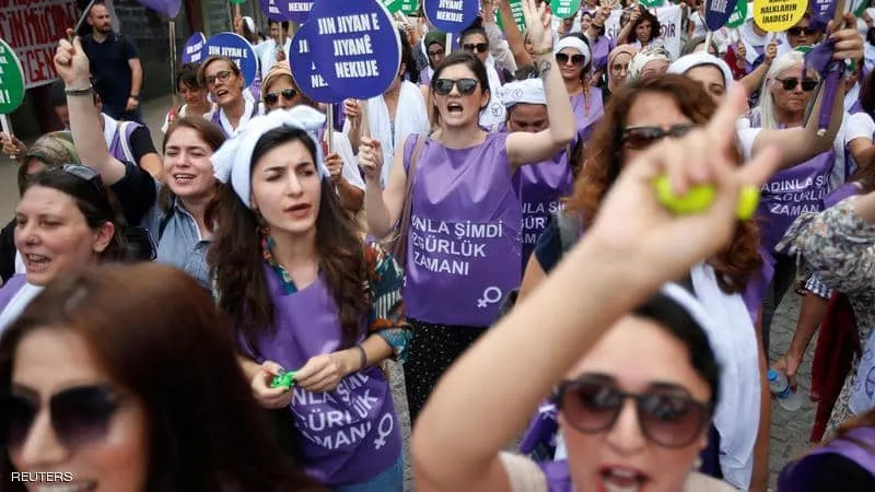 مئات النساء في تظاهرة نسائية بإسطنبول.. و حزب أردوغان في ورطة