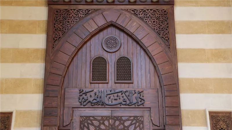 هل الزوج ملزم بالنفقة على زوجته حتى وإن كانت تعمل؟