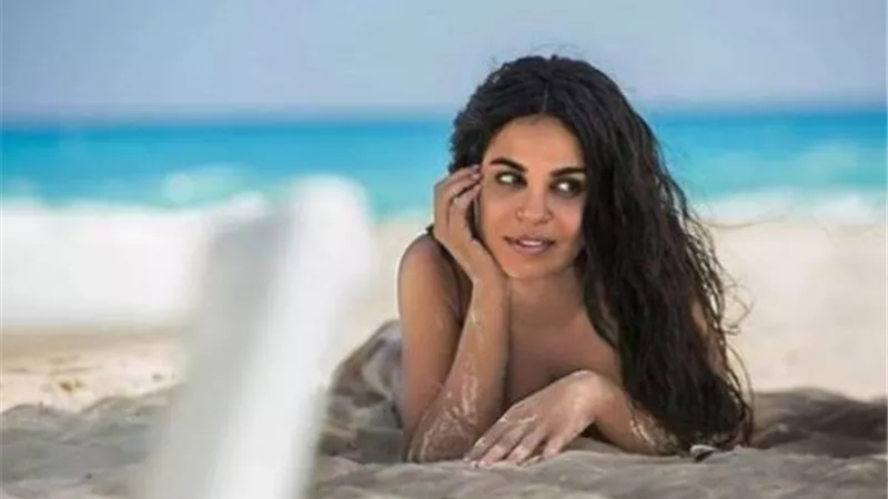 نسرين امين تشعل السوشيال ميديا ببلوزة صفراء مكشوفة البطن