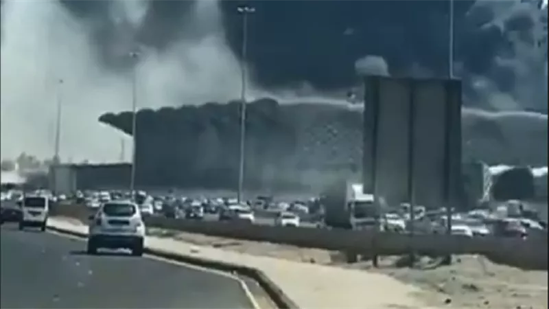 فرق الإطفاء تتعامل مع حريق ضخم بمحطة قطار الحرمين بجدة
