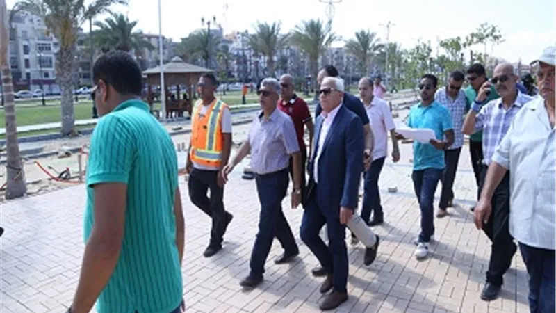 محافظ بورسعيد يتفقد أعمال تطوير شارع طرح البحر