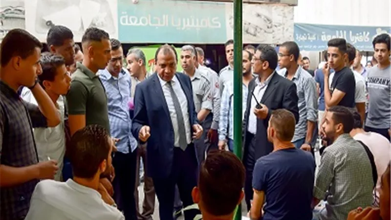 رئيس جامعة بني سويف فى جولة داخل كافتيريات الحرم الجامعي