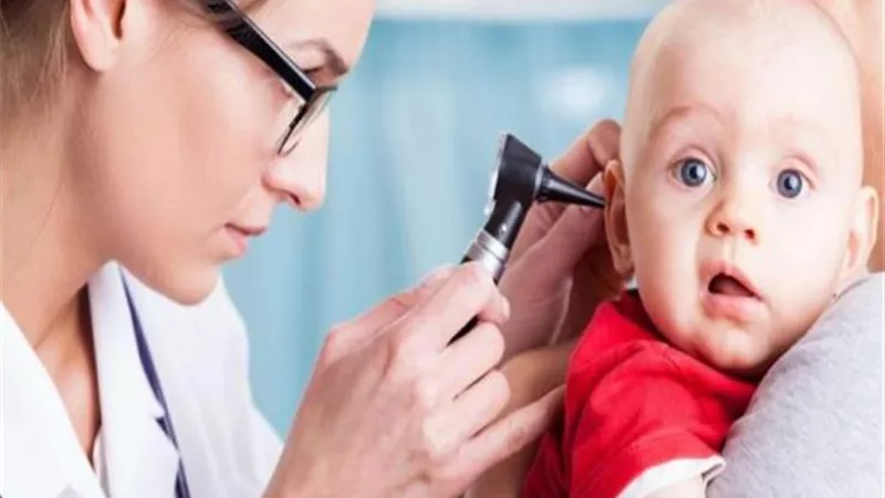 5 أسباب تعرض طفلكِ للإصابة بالتهاب الأذن الوسطى.. أشهرها وضعية الرضاعة