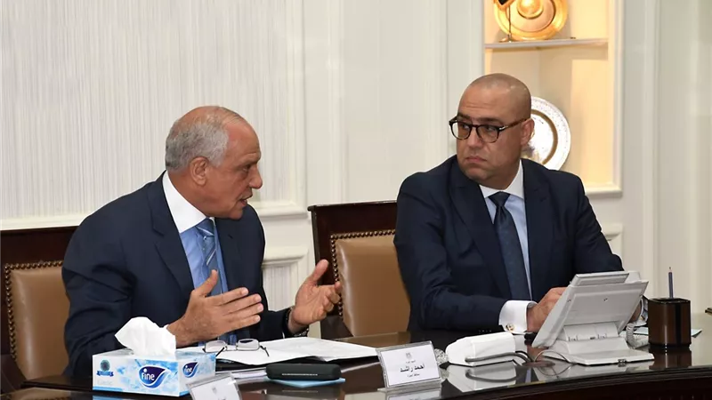 وزير الإسكان ومحافظ الجيزة يتابعان مشروعى تطوير شارع محمد أنور السادات 