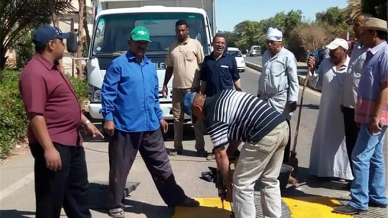 تركيب مطبات كاوتشوك صناعية للحد من الحوادث المرورية بالوادى الجديد
