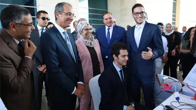 طلعت يتفقد المعامل التدريبية بالمعهد القومى للاتصالات