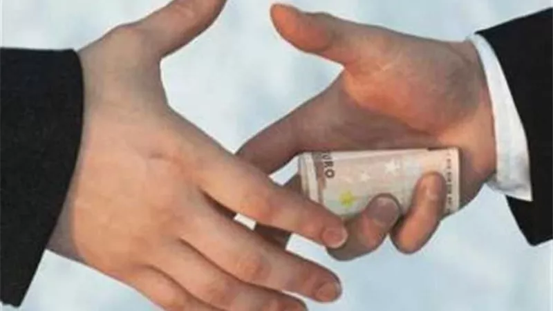 ضبط موظفين لتقاضيهما رشوة من مالك مطعم