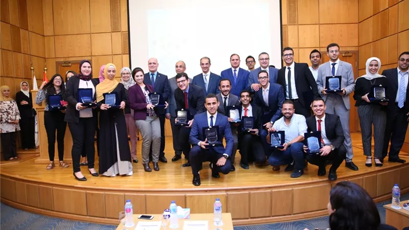 طلعت يكرم أوائل الخريجين من البرامج التدريبية بالمعهد القومى للاتصالات
