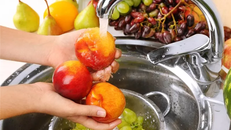 تعرفى على الطريقة الصحيحة والآمنة لغسل الخضروات والدواجن