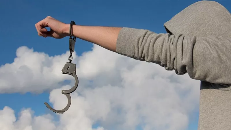 بعد محاولته طردها من المنزل .. سيدة تطالب المحكمة بحبس ابنها