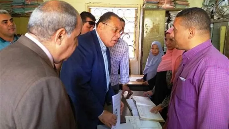 جولة مفاجئة لمحافظ الشرقية بقرية التلين بمنيا القمح