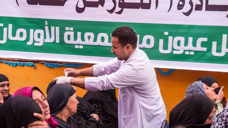الكشف الطبي على 60 ألف مريض واجراء 12 ألف و 500 جراحة عيون بقوافل الأورمان بالمنوفية